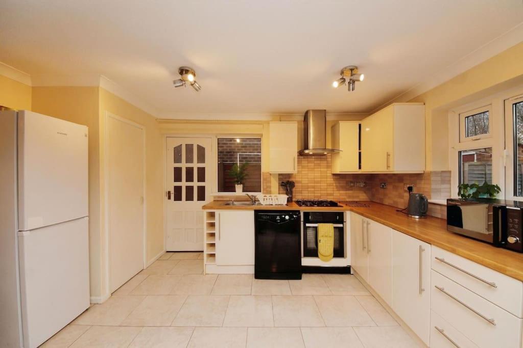 Beautiful Close To Town Free Netflix, Wifi *